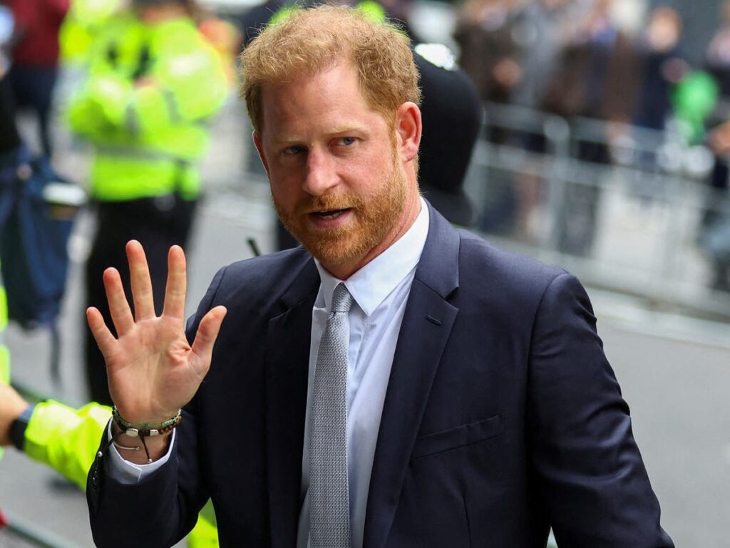 Prince Harry flies solo as he collects ‘living legend’ pilot award