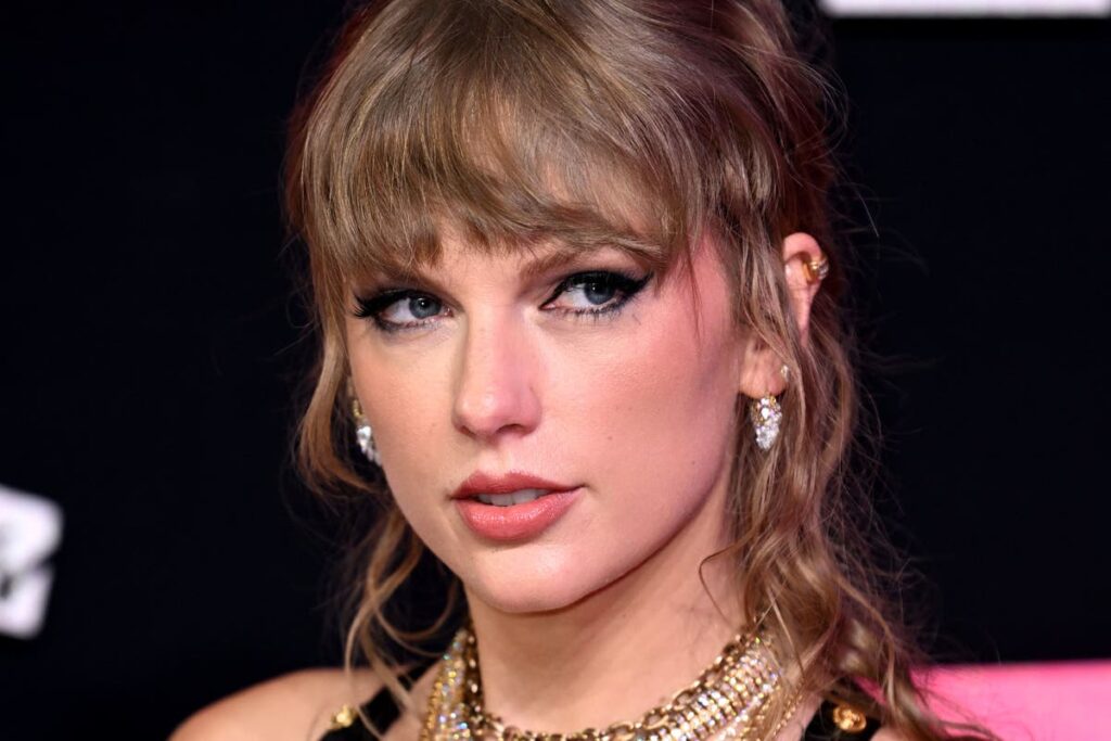 Taylor Swift sports Kobe Bryant quote necklace during trip to recording studio